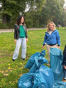 Bundesumweltministerin Steffi Lemke und Berlins Umweltsenatorin Bettina Jarrasch beim World Cleanup Day in Berlin