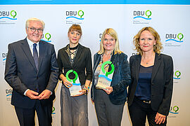 Bundespräsident Frank-Walter Steinmeier und Bundesumweltministerin Steffi Lemke und die Gewinnerinnen