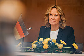 Bundesumweltministerin Steffi Lemke am Tisch