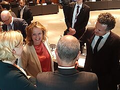 Steffi Lemke im Gespräch mit dem französischen Umweltminister Christophe Béchu (rechts) und der österreichischen Umweltministerin Leonore Gewessler (links)